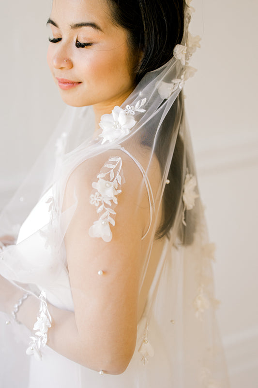 • MARIETTA • Top Crown 3D lace applique pearl veil